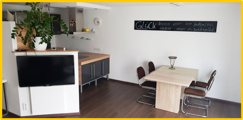 Ferienwohnung Knetzgau Wohnzimmer fewo-gitte-ferienwohnung-knetzgau-esszimmer-rounded.png